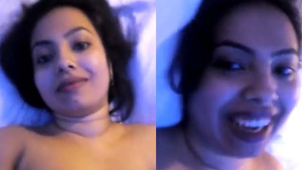 Hot jawan bhabhi boyfriend ke sang enjoying fucking